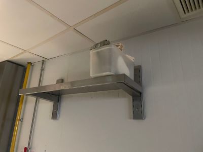 une étagère en métal sur laquelle est posé un seau