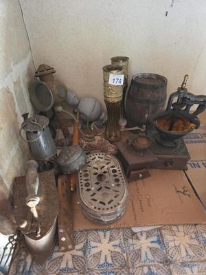 beaucoup d'objets anciens qui traînent par terre