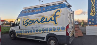 une camionnette blanche garée sur le parking