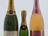trois bouteilles de vin sont alignées sur une table