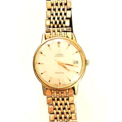 une image d'un gros plan d'une montre-bracelet sur une surface blanche