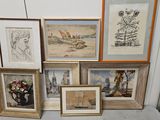 de nombreuses photos encadrées accrochées au mur d'une pièce