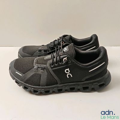 des chaussures de course pour homme sur une surface blanche, avec un fond blanc