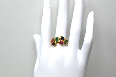 gros plan de la main d'une personne portant une bague