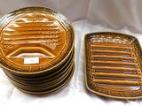 beaucoup d'assiettes et de plateaux posés sur une table