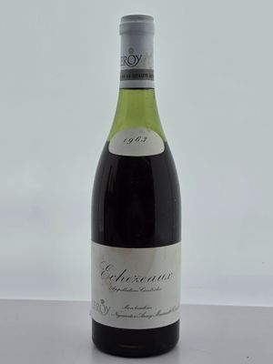 une bouteille de vin posée sur une table
