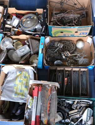 de nombreux cartons d'objets hétéroclites posés sur le sol