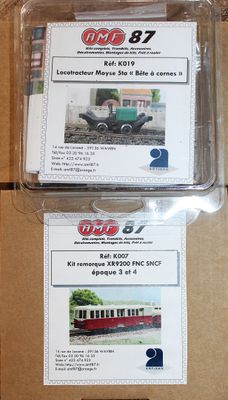 deux boîtes en plastique sur lesquelles figurent des images de train