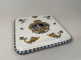 une boîte blanche et bleue sur laquelle figure l'image d'un lion