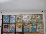 de nombreux types de cartes de pokemon affichées sur le mur