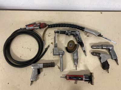 tout un assortiment d'outils est disposé sur une table