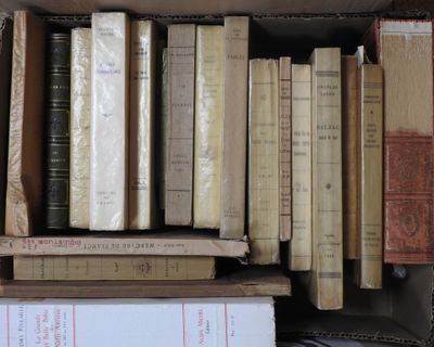 une boîte remplie de livres posée sur une table