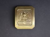 l'image d'une plaque d'or sur laquelle figure l'image d'un oiseau