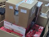 une pile de cartons empilés dans un entrepôt