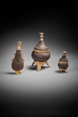un ensemble de trois vases en bronze avec leurs couvercles