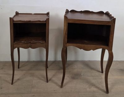 deux tables en bois placées l'une à côté de l'autre à même le sol