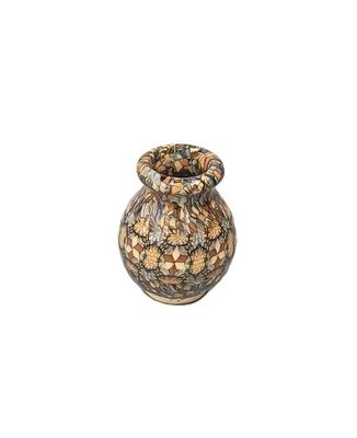 un vase posé sur une surface blanche