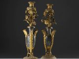 une paire de vases anciens ornés de fleurs, posés sur des socles en marbre, sur une table