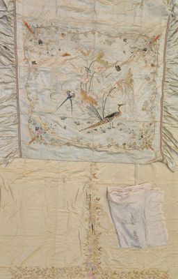 une couette ornée d'un oiseau, posée sur un lit