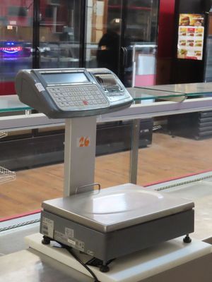 une machine posée sur une table devant une fenêtre