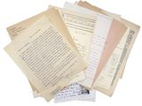 une grande quantité de papiers empilés les uns sur les autres