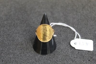 une pièce d'or posée sur un cône, avec une étiquette de prix dessus