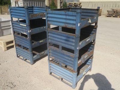 deux palettes bleues empilées l'une sur l'autre