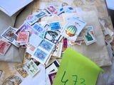 une pile de timbres et de post-it sur une table
