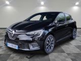 une voiture noire garée dans un garage au sol en damier