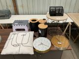 une table avec une horloge, une chaise, une table avec un coussin et une horloge posée dessus