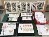 beaucoup de timbres posés sur une table, avec de nombreux classeurs