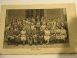 une vieille photo d'un groupe de personnes posant pour une photo