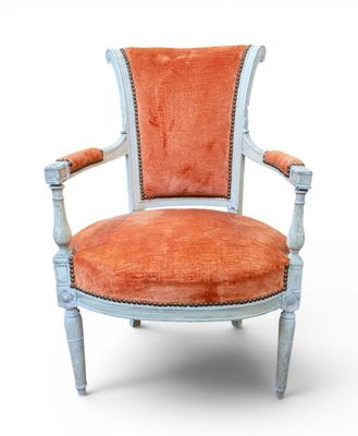 une chaise orange et bleue sur fond blanc