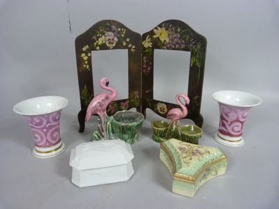 une table avec un miroir, des vases et un miroir orné d'un flamant rose