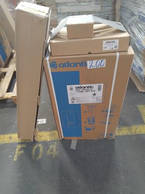 une boîte en carton posée sur une palette dans un entrepôt