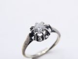 gros plan d'une bague en diamant sur fond blanc