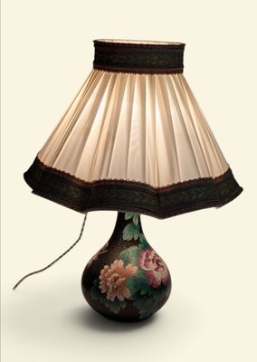 une lampe posée sur une table et munie d'un abat-jour
