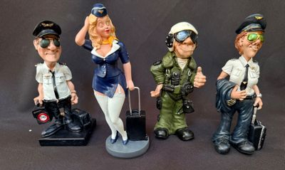 quatre figurines représentant des personnes vêtues d'uniformes militaires