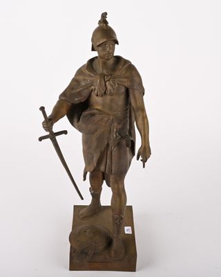 statue en bronze représentant un soldat romain tenant une épée et un bouclier
