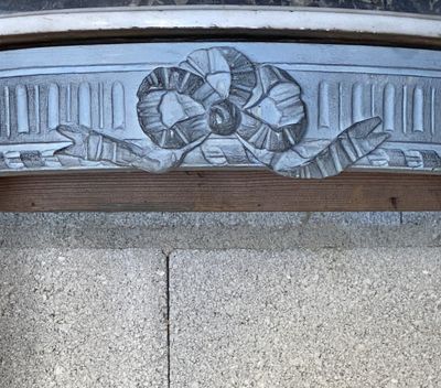 un dessin sur le côté d'un banc sur le trottoir