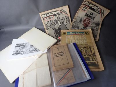 une pile de vieux journaux et d'autres papiers posée sur une table