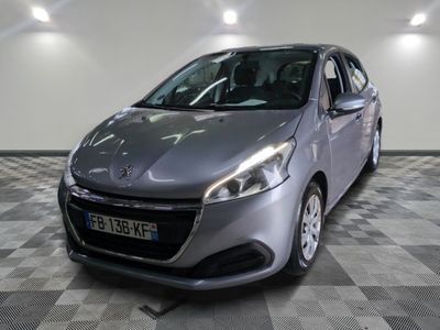 la voiture argentée est garée dans le garage sur le sol en damier