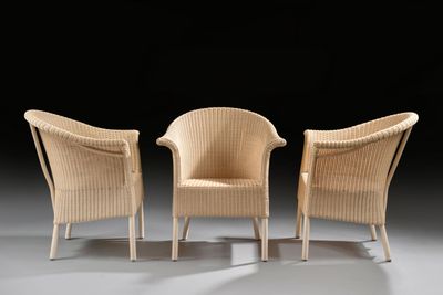 paire de fauteuils de salon en osier avec accoudoirs et dossiers