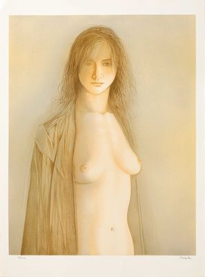 une image représentant une femme nue aux longs cheveux, debout devant un mur blanc