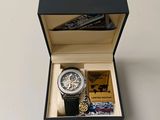 une montre qui se trouve dans une boîte sur une table