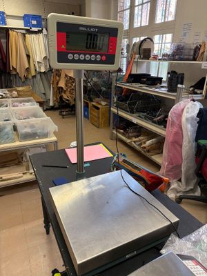 une photo d'une balance dans un magasin de vêtements