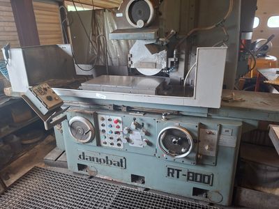 une machine qui se trouve à l'intérieur d'un bâtiment