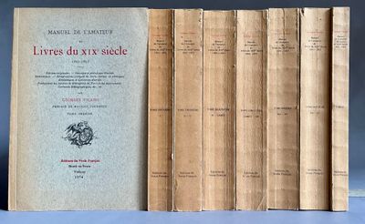 plusieurs livres sont empilés sur une table