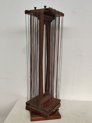 une grande horloge en bois avec de nombreuses cordes