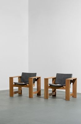 deux fauteuils en cuir noir dans une pièce blanche aux murs blancs